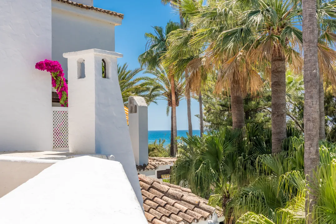 Ático Dúplex Reformado en Elviria con Terraza Solárium y Vistas al Mar image 2