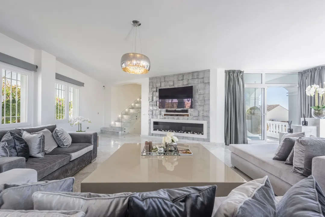 Villa Contemporánea en Marbella Este, Cerca del Golf y Playa image 1