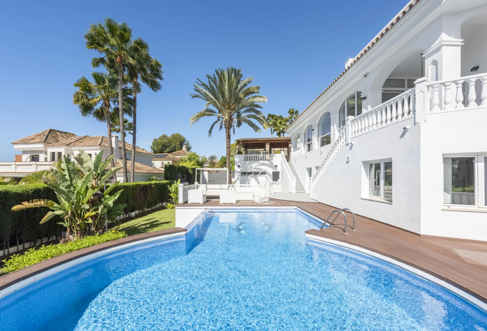 Villa Contemporánea en Marbella Este, Cerca del Golf y Playa