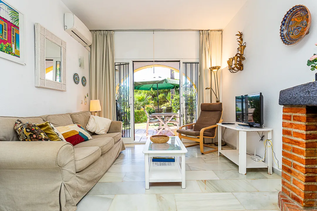 Charming townhouse with 3 bedrooms in Calahonda, close to the beach and amenities image 1