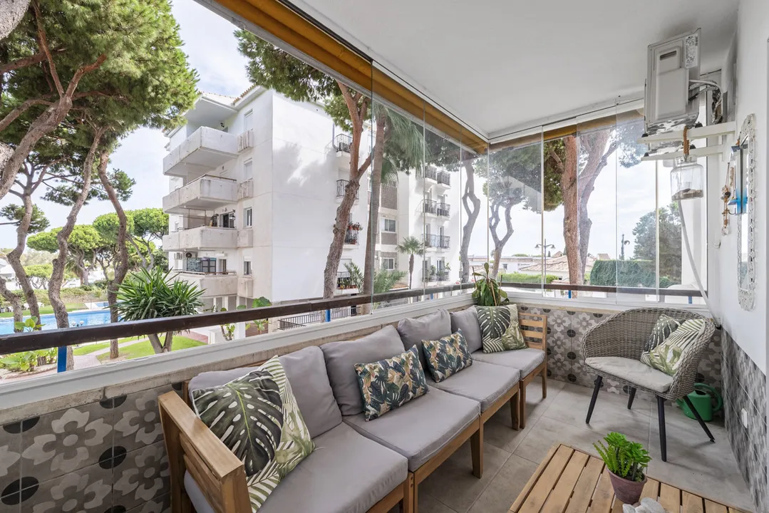 Elegant Renovated Apartment in Calahonda with Garden and Pool Views image 1