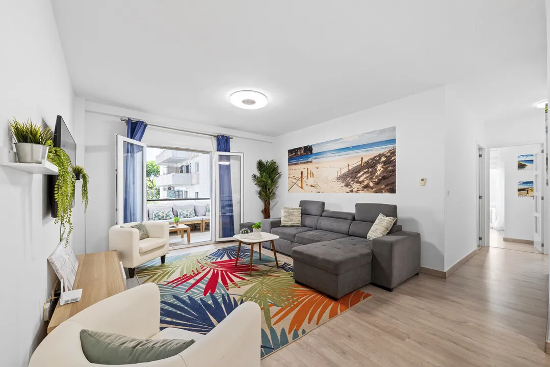 Elegant Renovated Apartment in Calahonda with Garden and Pool Views image 2