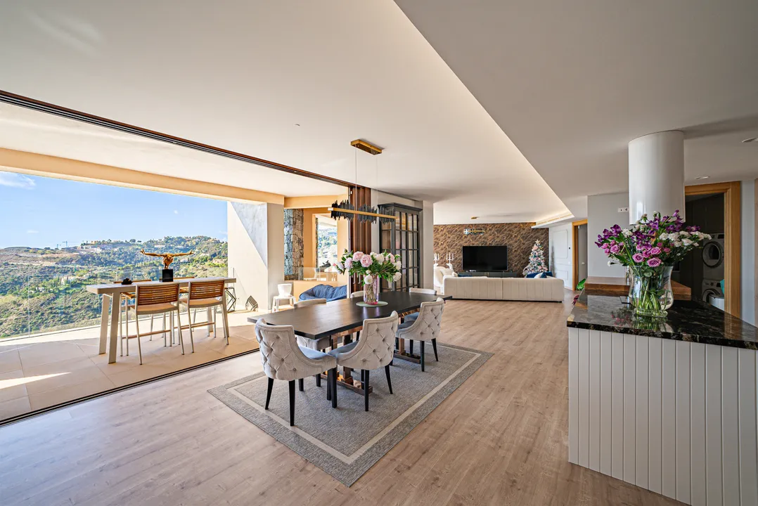 Moderno Apartamento de 4 Dormitorios con Vistas al Mar en Olivos, Benahavís image 0
