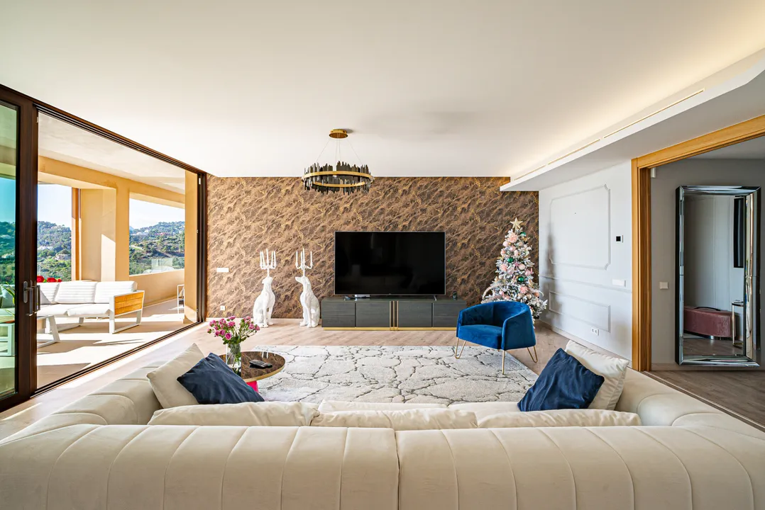 Moderno Apartamento de 4 Dormitorios con Vistas al Mar en Olivos, Benahavís image 1