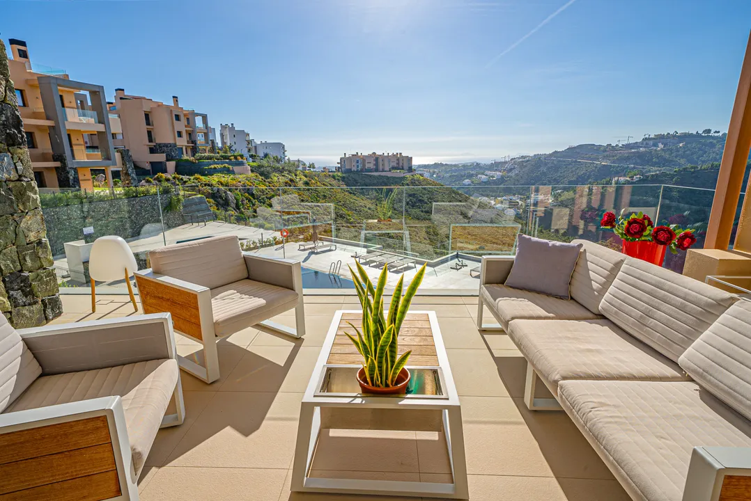 Moderno Apartamento de 4 Dormitorios con Vistas al Mar en Olivos, Benahavís image 2