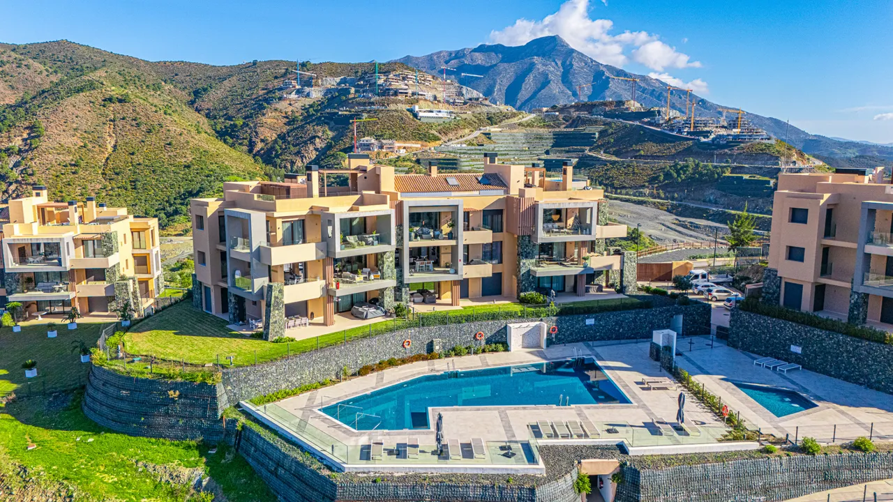 Moderno Apartamento de 4 Dormitorios con Vistas al Mar en Olivos, Benahavís image 3