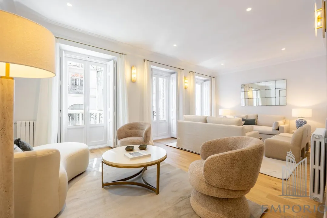Residencia de Lujo Reformada a Estrenar con Balcones y Vistas al Parque del Retiro image 2