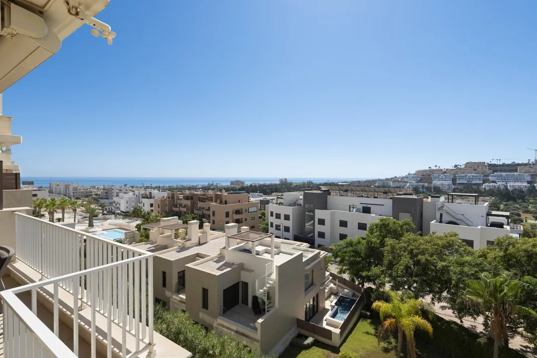 Moderno Apartamento de 3 Dormitorios con Vistas al Mar en Cala de Mijas image 1