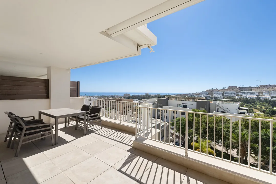 Moderno Apartamento de 3 Dormitorios con Vistas al Mar en Cala de Mijas image 2