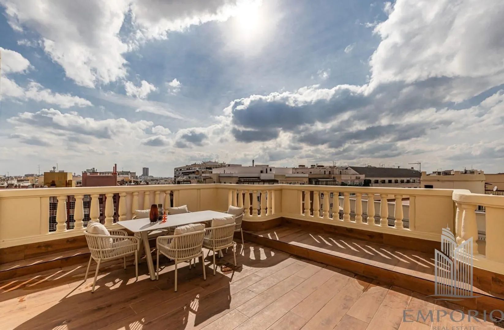 Ático de Lujo con Dos Terrazas y Vistas - Lista