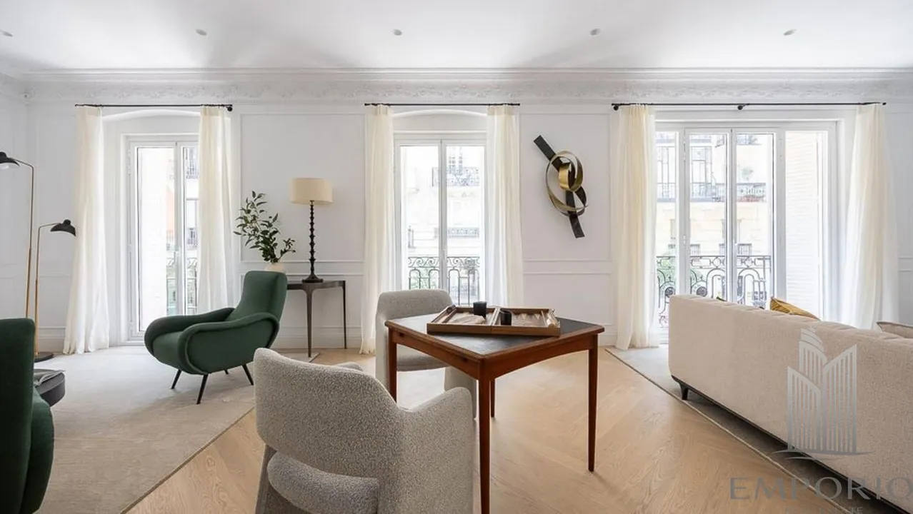 Exclusivo Apartamento de Lujo a Estrenar con Amplio Patio de Uso Privativo a pasos del Retiro image 1