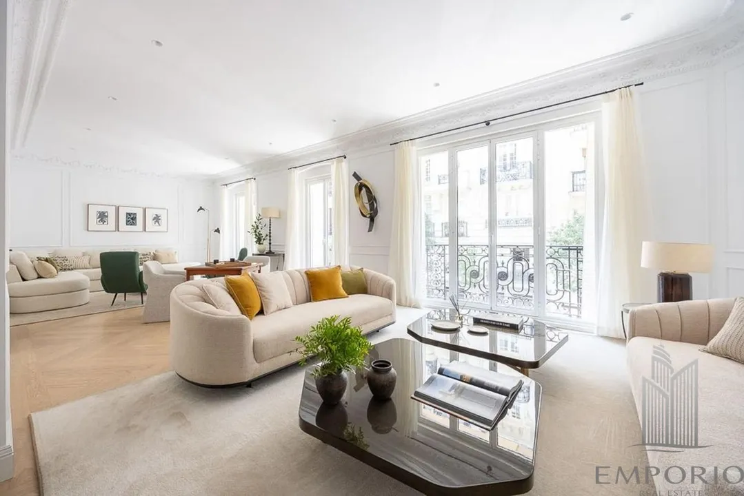 Exclusivo Apartamento de Lujo a Estrenar con Amplio Patio de Uso Privativo a pasos del Retiro image 2